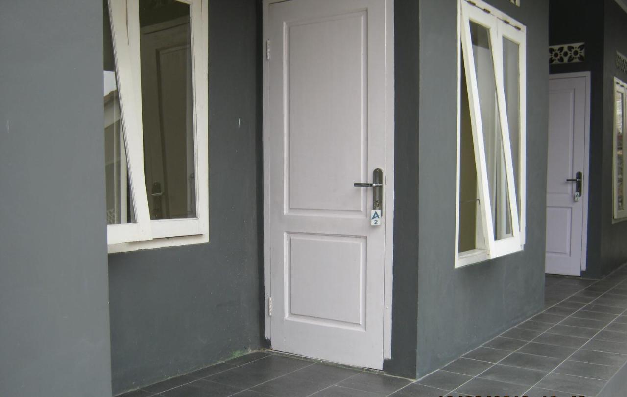 Aqilakost N Cafe Gadog Puncak Hotel Bogor Exterior foto