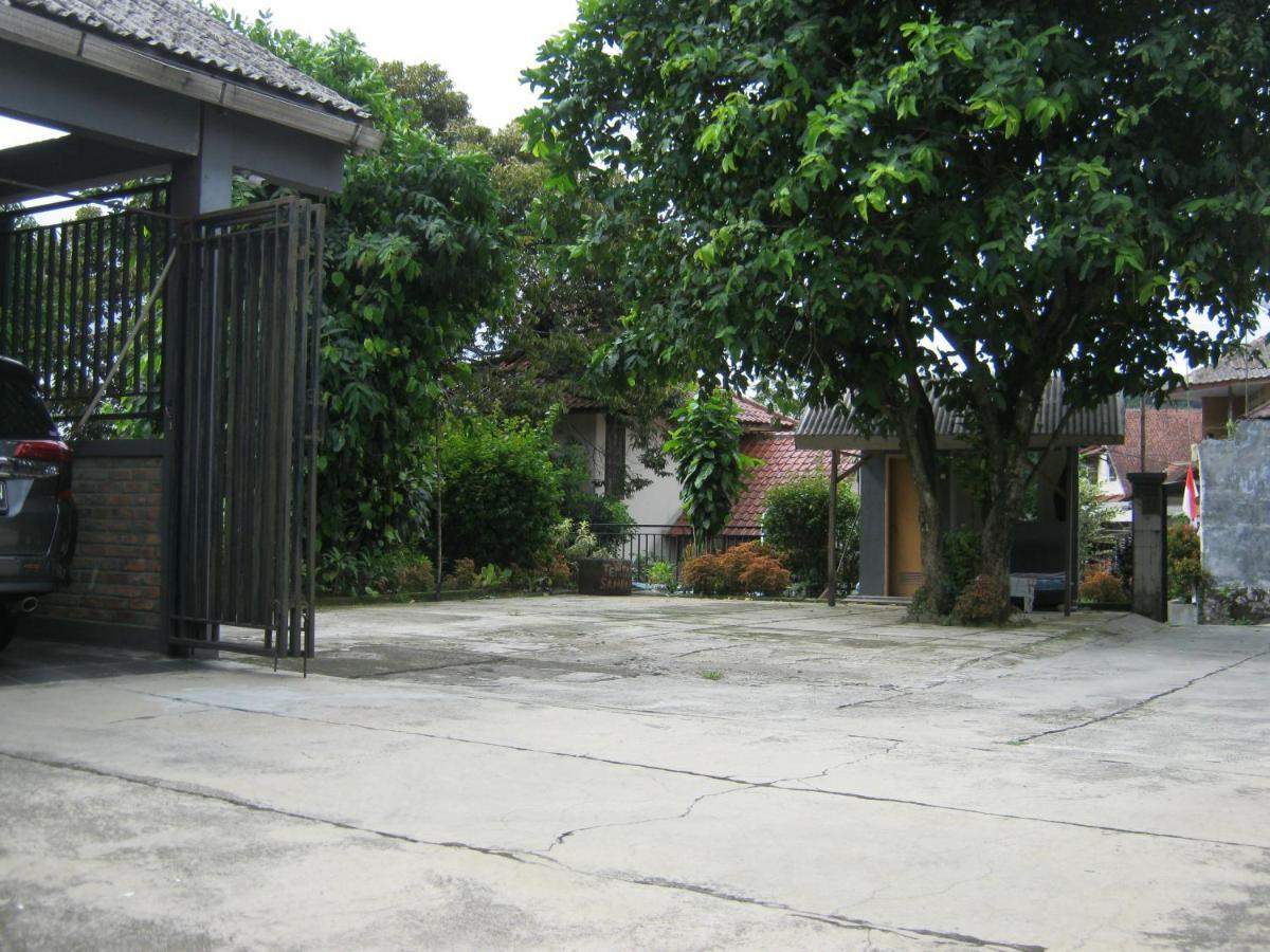 Aqilakost N Cafe Gadog Puncak Hotel Bogor Exterior foto