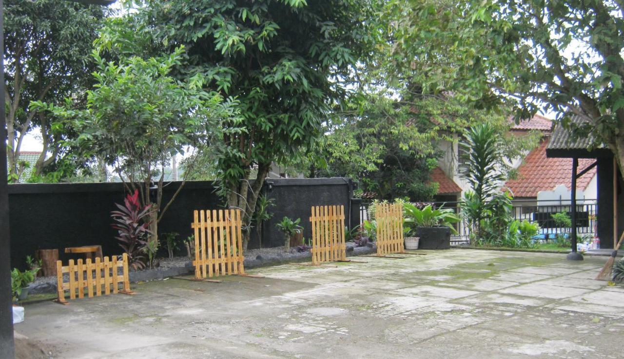 Aqilakost N Cafe Gadog Puncak Hotel Bogor Exterior foto